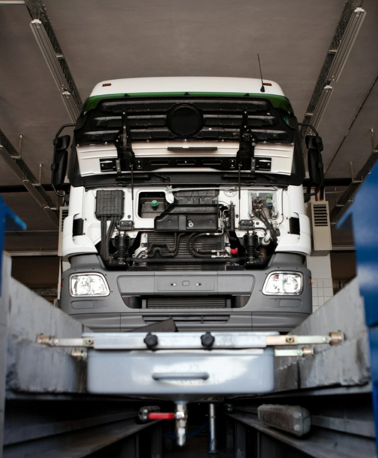 Ciężarówka na&nbsp;kanale do&nbsp;naprawy