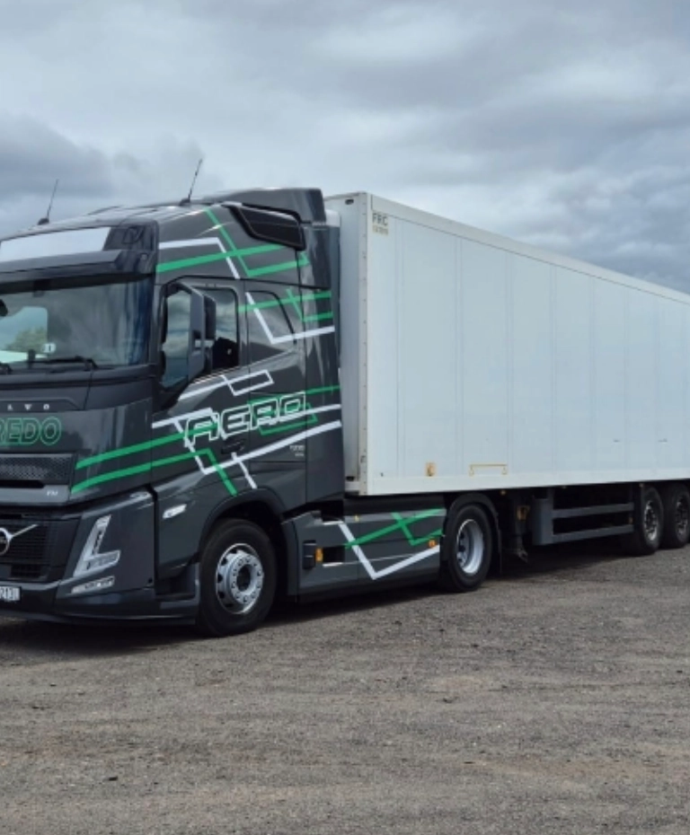 Białe ciężarówki