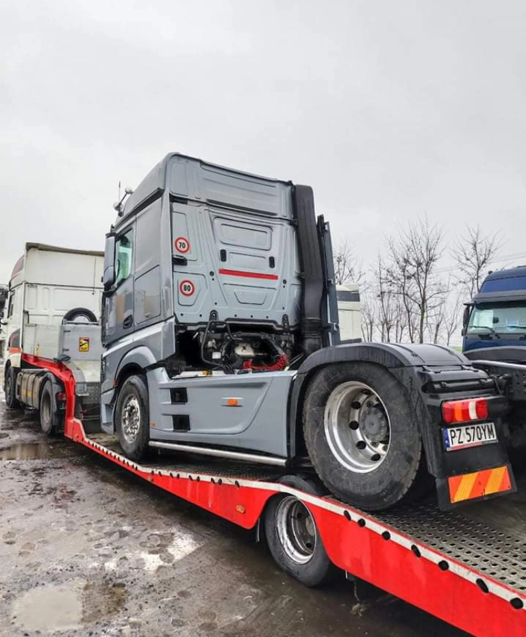 Ciężarówka transportująca wielką skrzynię