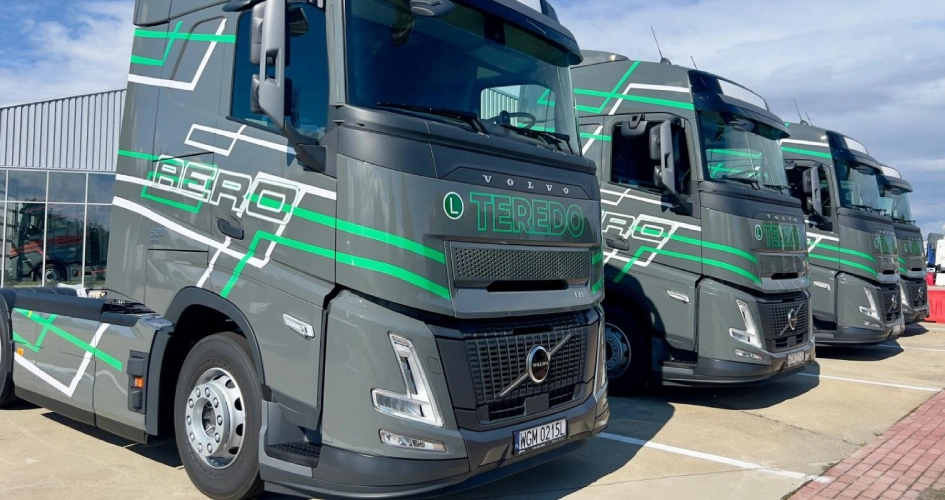 Ciężarówka jadąca na&nbsp;drodze